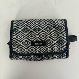 REACTION Kenneth Cole hanging toiletry bag